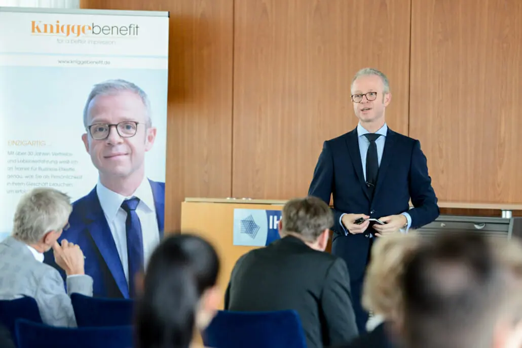 Business Etikette Trainer Michael Mayer Kniggebenefit Ihk Darmstadt 1 1030x687.jpg